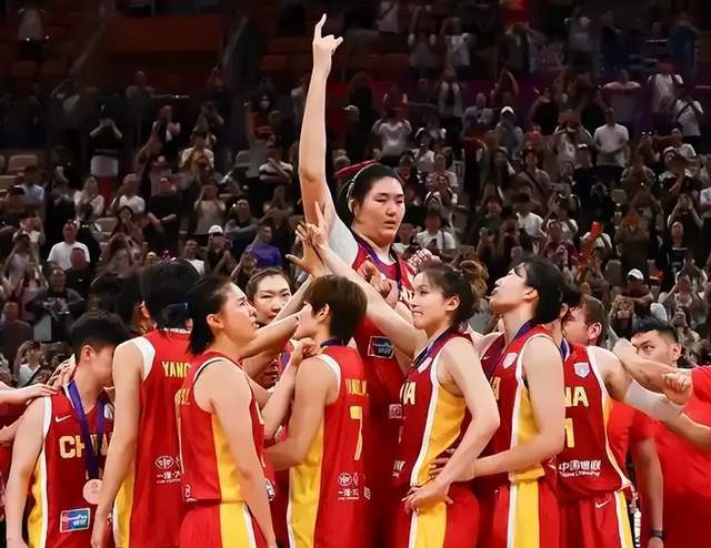 李月汝哽咽，宫鲁鸣下课？新帅锁定1人，曾亚运夺冠，王治郅辅佐